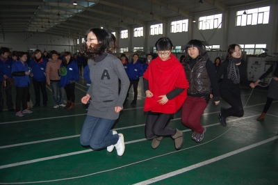 “三八”節里女職工跳大繩比賽
