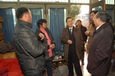 2011年春節前，公司董事長兼黨委書記潘建清親自到群益村村民家中走訪慰問